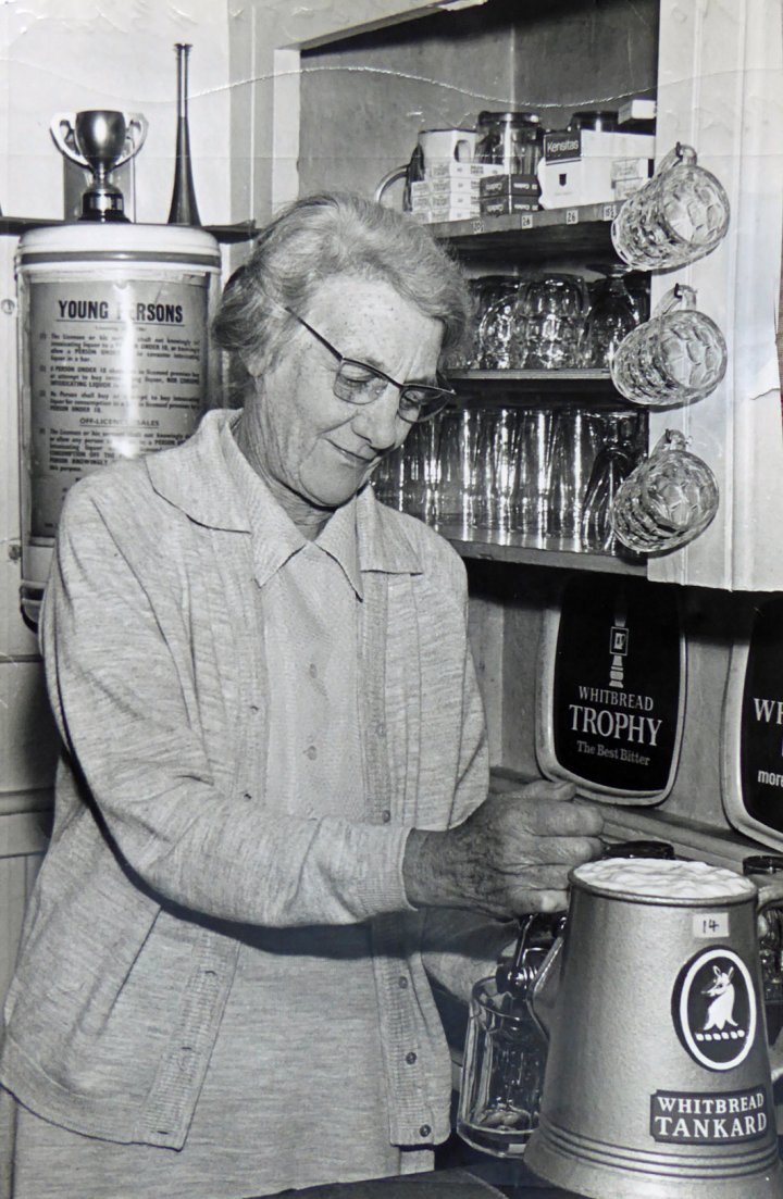 PROBABLY THE LAST PINT DRAWN AT THE NEW INN, PILTON STREET, IN 1969